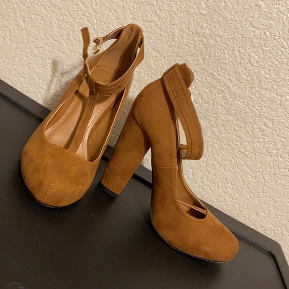 Pumps - Picture 2 of 6